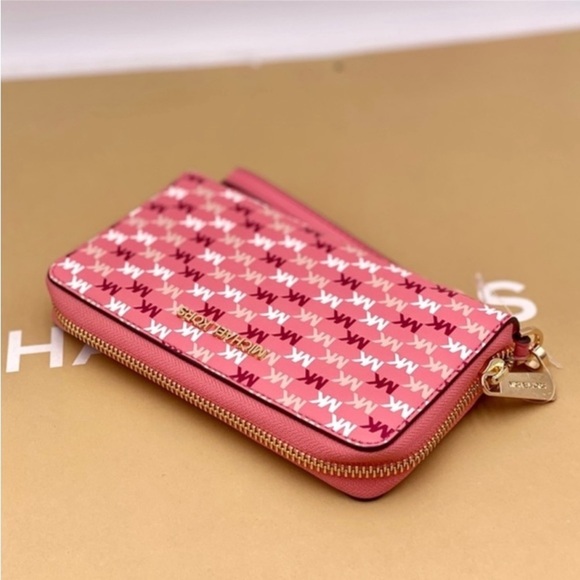 Michael Kors Jet Set Travel Flat Phone Case
Wallet Wristlet - Picture 4 of 10